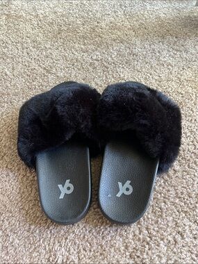 Faux fur slides